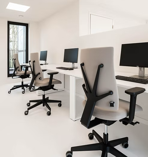 Meso 4me bureaustoelen en desks open space