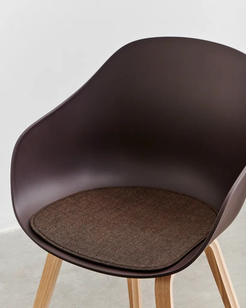 AAC 222 raisin 2.0 shell wb lacquered oak_Seat Pad for AAC with arm Remix 356.webp