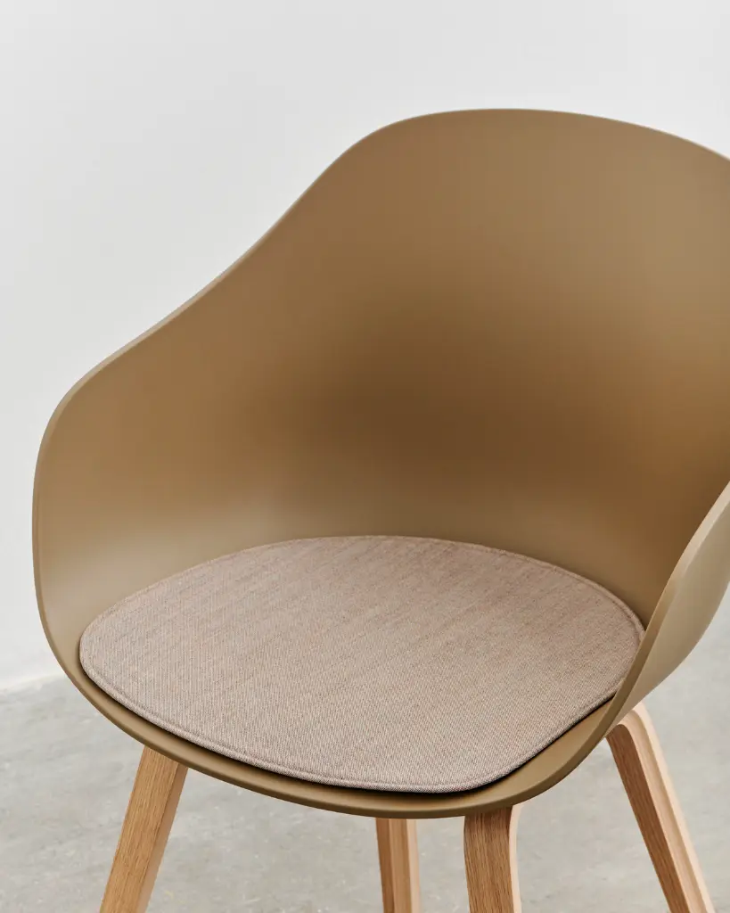 AAC 222 clay 2.0 shell wb lacquered oak_Seat Pad for AAC with arm Remix 242.webp