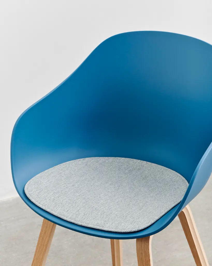 AAC 222 azure blue 2.0 shell wb lacquer oak frame_Seat Pad for AAC with arm Mode 002.webp