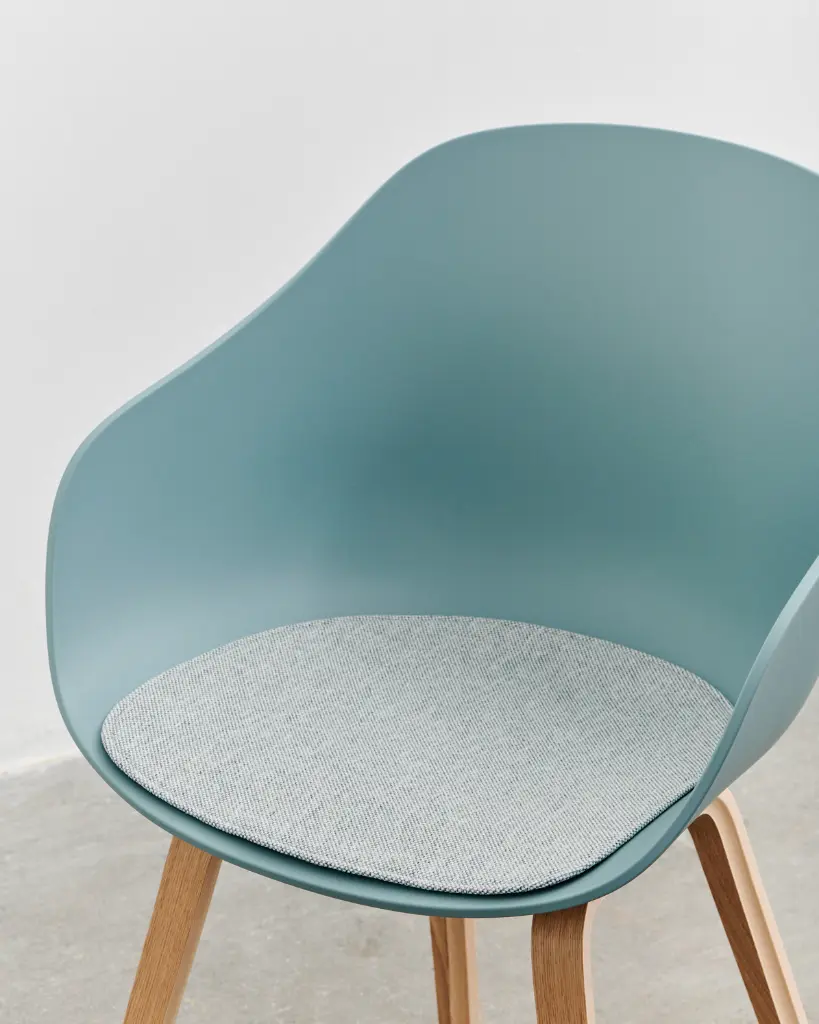 AAC 222 dusty blue 2.0 shell wb lacquered oak_Seat Pad for AAC with arm Mode 002.webp