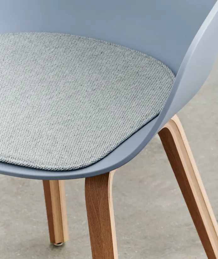 AAC 222 slate blue 2.0 shell wb lacquered oak_Seat Pad for AAC with arm Mode 002 01.webp