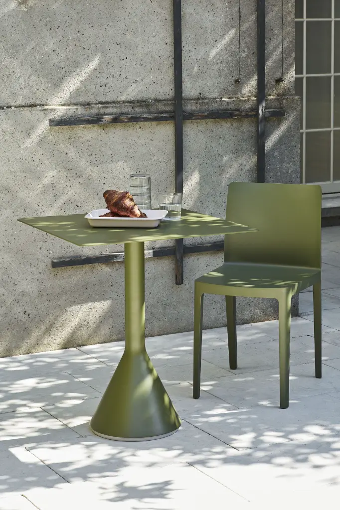 Palissade Cone Table olive_Elementaire Chair olive.webp