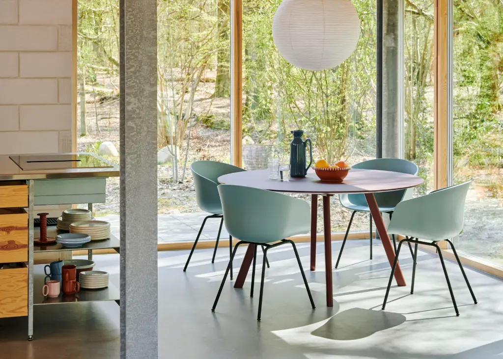 CPH 25 Table dia140xH74 burgundy lino top bordeaux wb lacquer oak base_AAC 26 dusty blue 2.0 shell black powder coated steel.webp