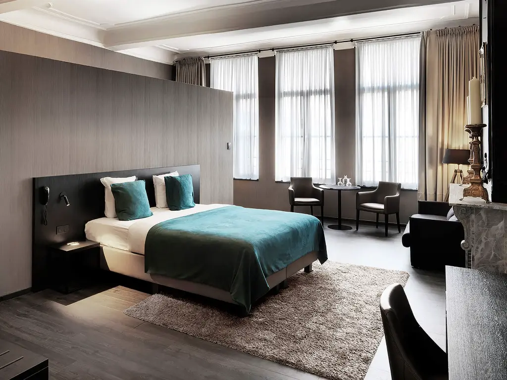 BOTTONE roomshot_hr.webp