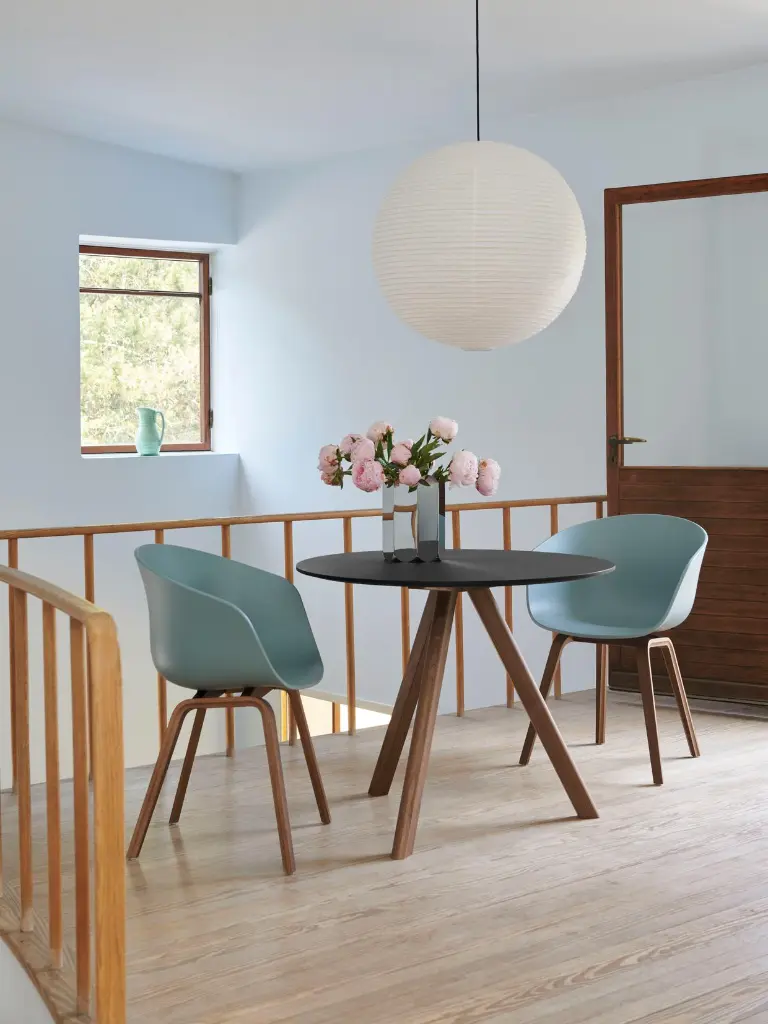 AAC 22 dusty blue 2.0 wb lacquer walnut base_CPH 20 Table black lino wb lacquer walnut base_Arcs Vase mirror.webp