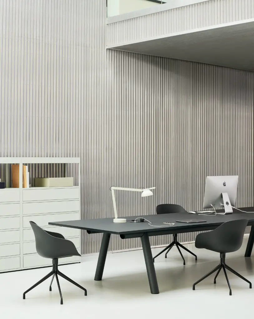 AAC 220 black 2.0 shell black 4 star swivel base_Boa Table black laminate tabletop charcoal powder coated alu frame pa frame.webp