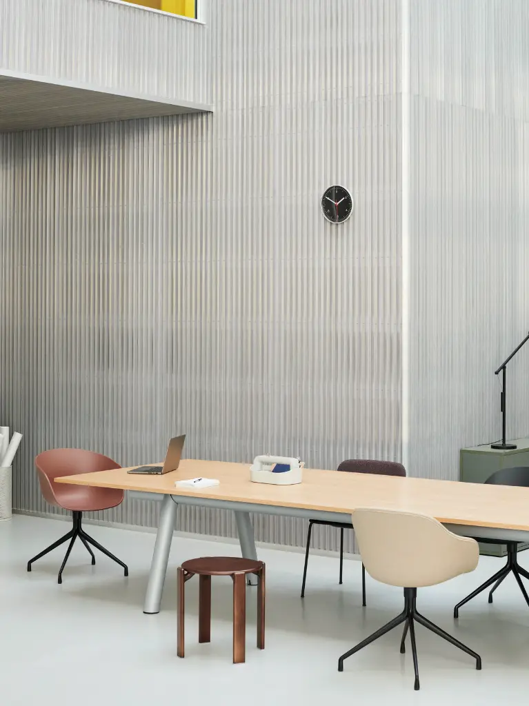 AAC 20 soft brick 2.0 shell black base_Boa Table wb lacquered oak tabletop metallic grey powder coated alu frame.webp