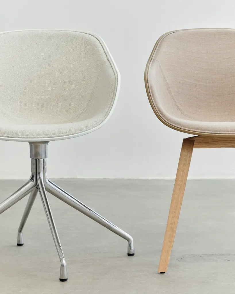 AAC 220 front uph Mode 009 white 2.0 shell chromed swivel base_AAC 222 front uph Remix 242 clay 2.0 shell wb lacquered oak.webp