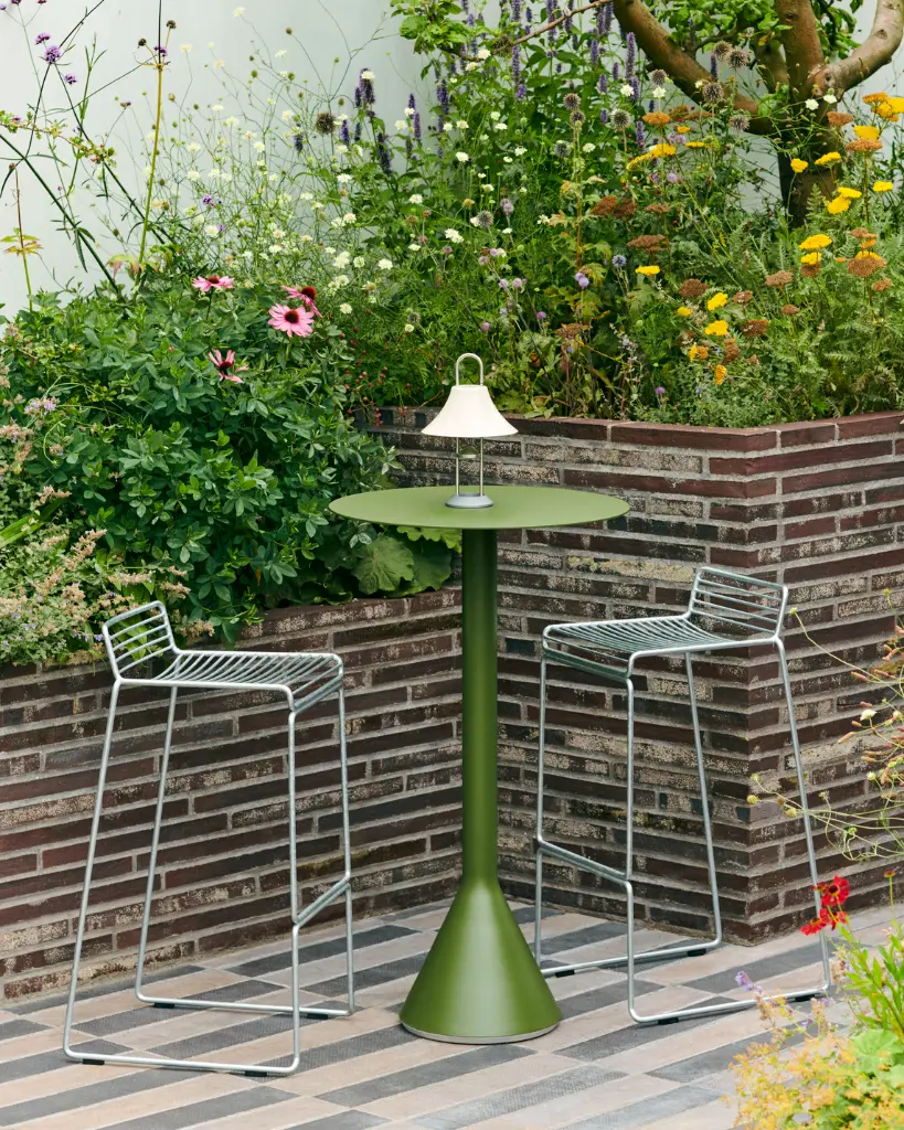 Hee Bar Stool Low H65 hot galvanised_Palissade Cone Table dia60xH105 olive_Mousqueton Portable oyster.webp