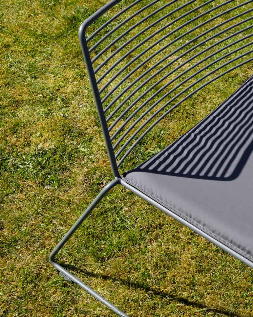 Hee Lounge Chair asphalt grey powder coated steel_Hee Lounge Chair Seat Cushion anthracite 02.webp