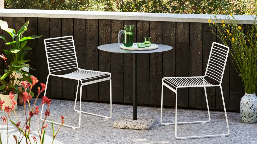 Hee Dining Chair white_Terrazzo Table Round anthracite top grey base_Jug L green.webp