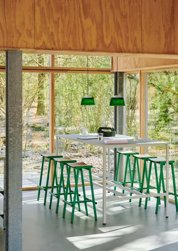 Taburete 8 Bar Stool H75 wb lacquered oak veneer seat soft jade powder coated base_Brim Pendant 245 bottle green glass.webp