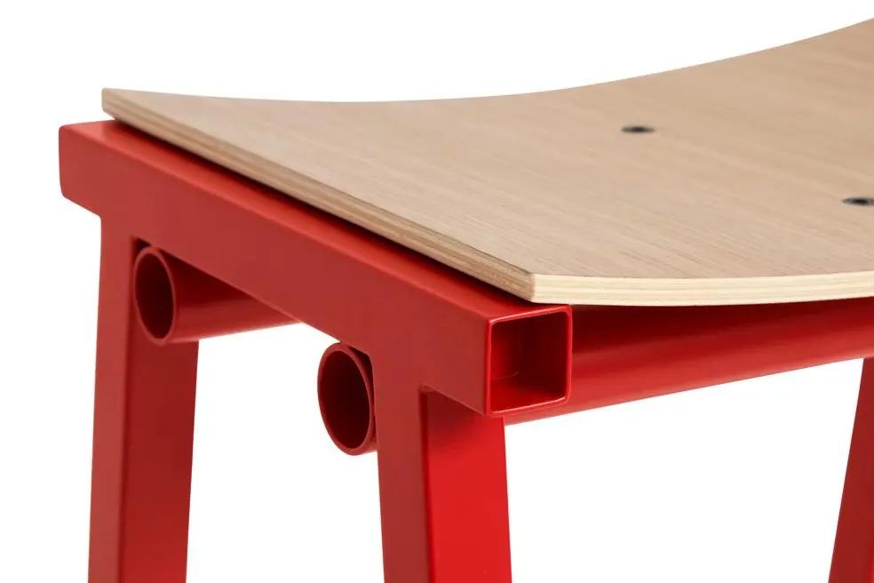 AE437-A406_Taburete 8 Bar Stool H75 wb lacquered oak veneer seat_signal red powder coated base_detail 01.webp
