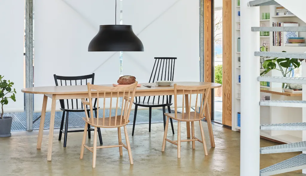 Triangle Leg Table wb lacquer oak_J42 wb laquer oak_PC Pendant L soft black.webp