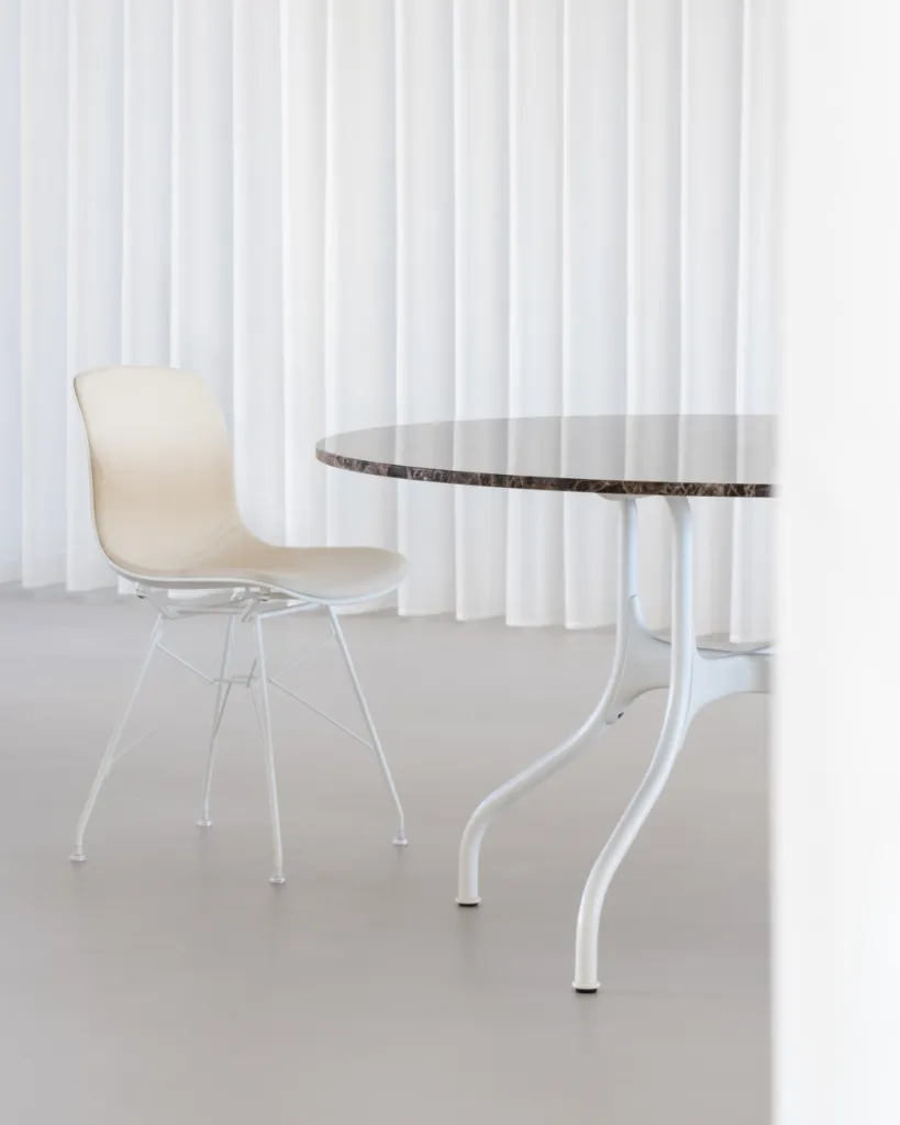 Magis_troy-wireframe_chair_ambient_SD4262_white_kvadrat-vidar_mila_table_TV3900_TV3942_white_emperador_marble_01_lr.webp