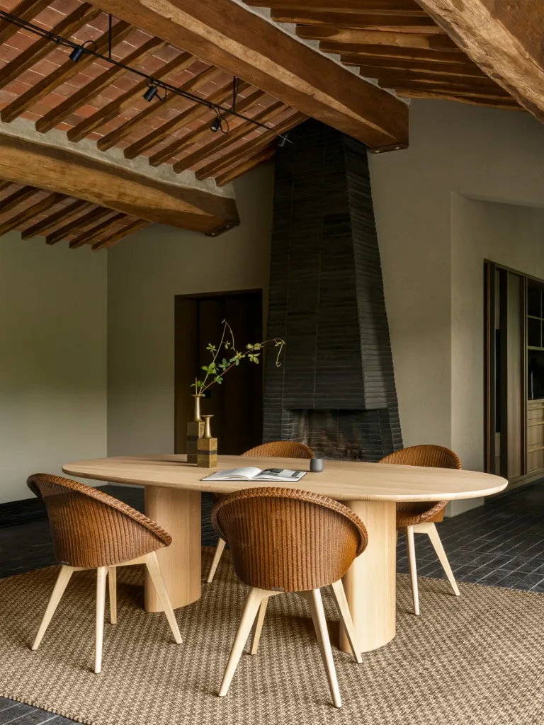 Vincent Sheppard_Atlas dining table_Joe dining chair_Caramel_HR.webp