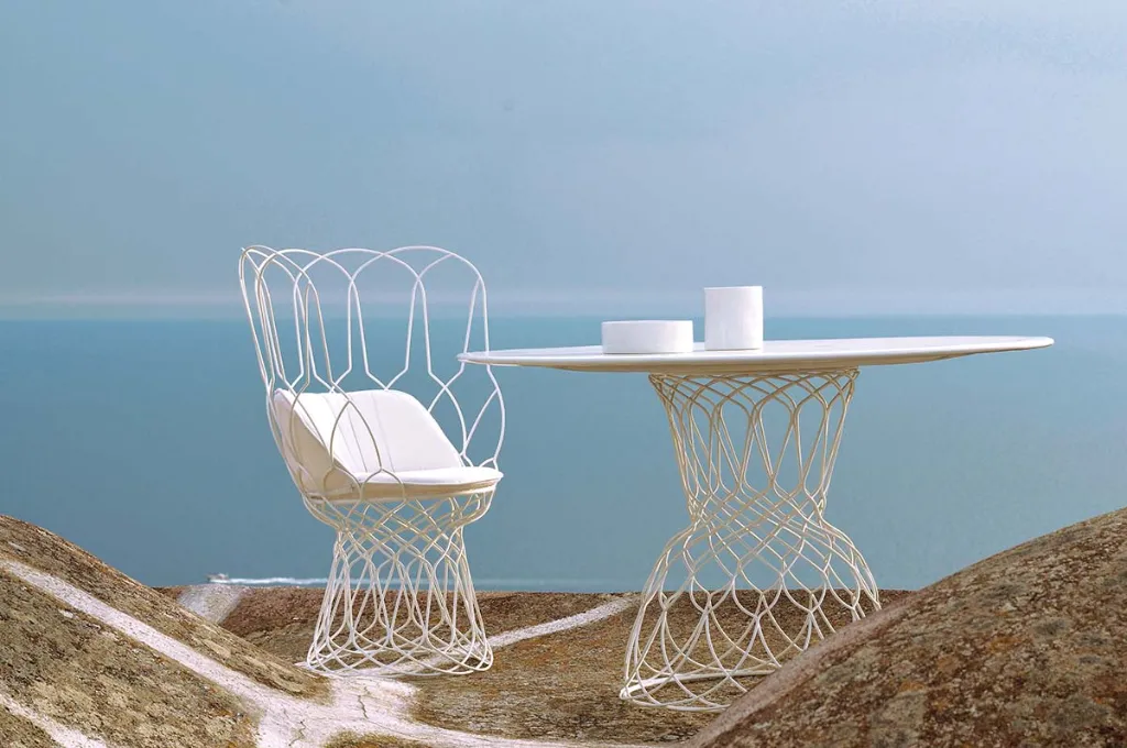 poltroncina-tavolo-re-trouve-emu-esterno-giardino-acciaio-bianco.webp