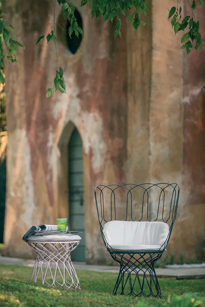 poltroncina-tavolo-basso-re-trouve-emu-esterno-giardino-acciaio-bianco-nero.webp