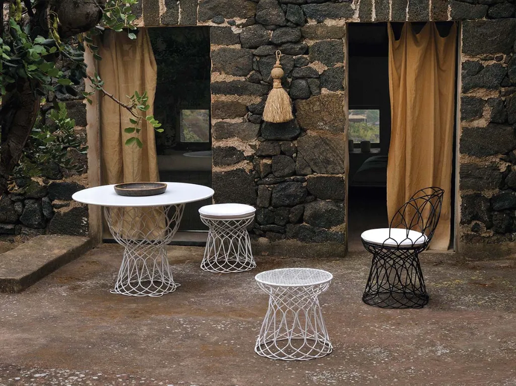 poltroncina-pouf-tavolo-basso-re-trouve-emu-esterno-giardino-acciaio-bianco-nero (3).webp