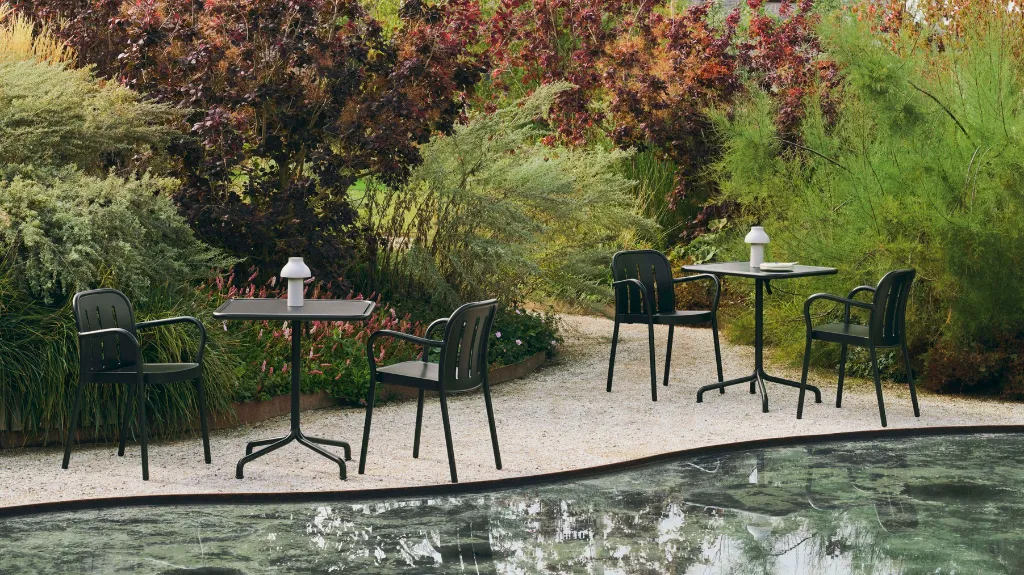 Deville Armchair_Deville Table W60xD70 anthracite_PC Portable cool grey.webp