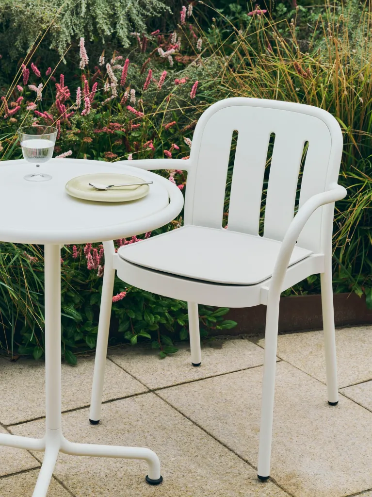 Deville Armchair_Deville Table dia55_Deville Seat Pad cream white_Barro Plate pistachio_Curve Stem Glass.webp
