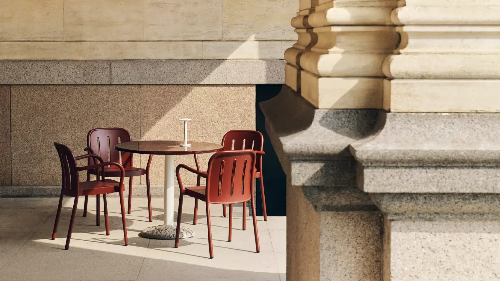 Deville Armchair iron red_Ceramic Table bordeaux_Host Portable Lamp cream white_01.webp
