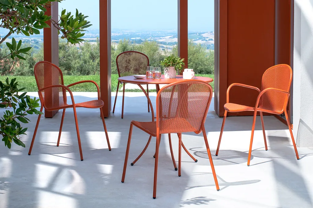 poltroncina-rondaX-tavolo-pigalle-emu-esterno-giardino-acciaio-rosso-acero-2.webp