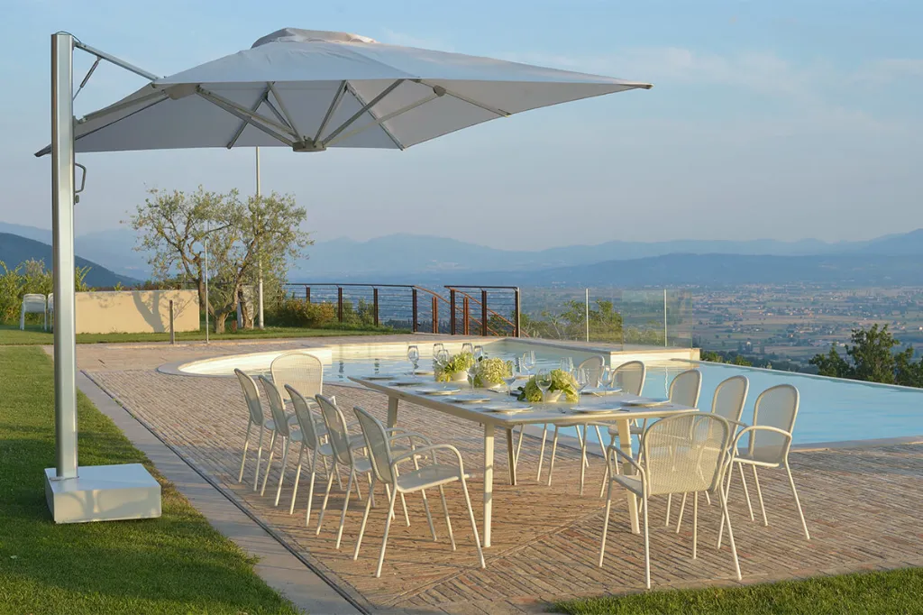 tavolo-allungabile-plus4-ombrellone-trevi-sedie-ronda-x-emu-esterno-giardino-acciaio-bianco.webp
