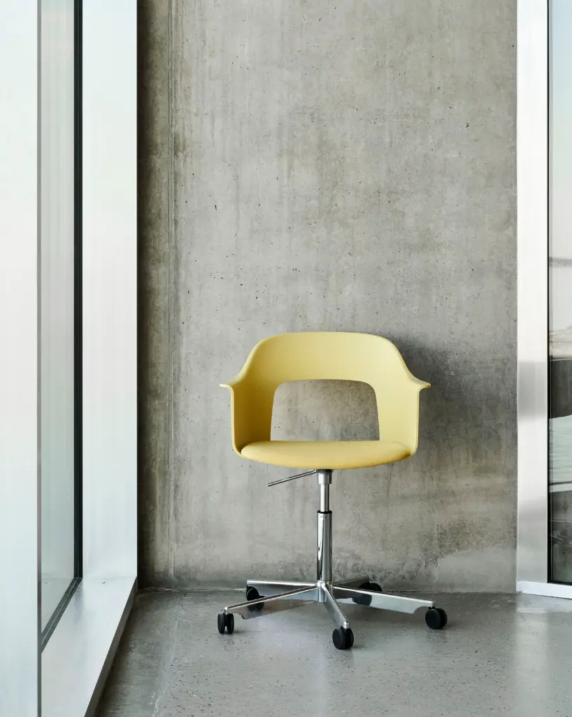 Layout Armchair 243 Relate 431 Biscotti shell polished alu swivel base.webp