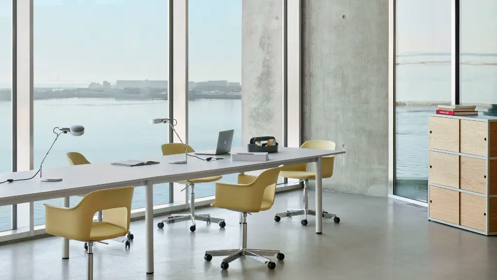 Layout Armchair 243 Relate 431 Biscotti shell polished base_Annex Table Overhang alu frame cotton cream tabletop_New Order comb 304 wood.webp