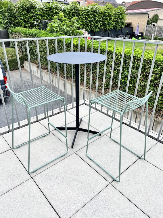 HAY Neu table + 2x HEE tabourets de bar