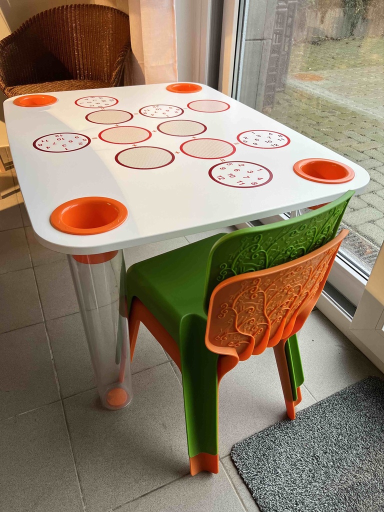 Magis kindertafel + 2 stoeltjes