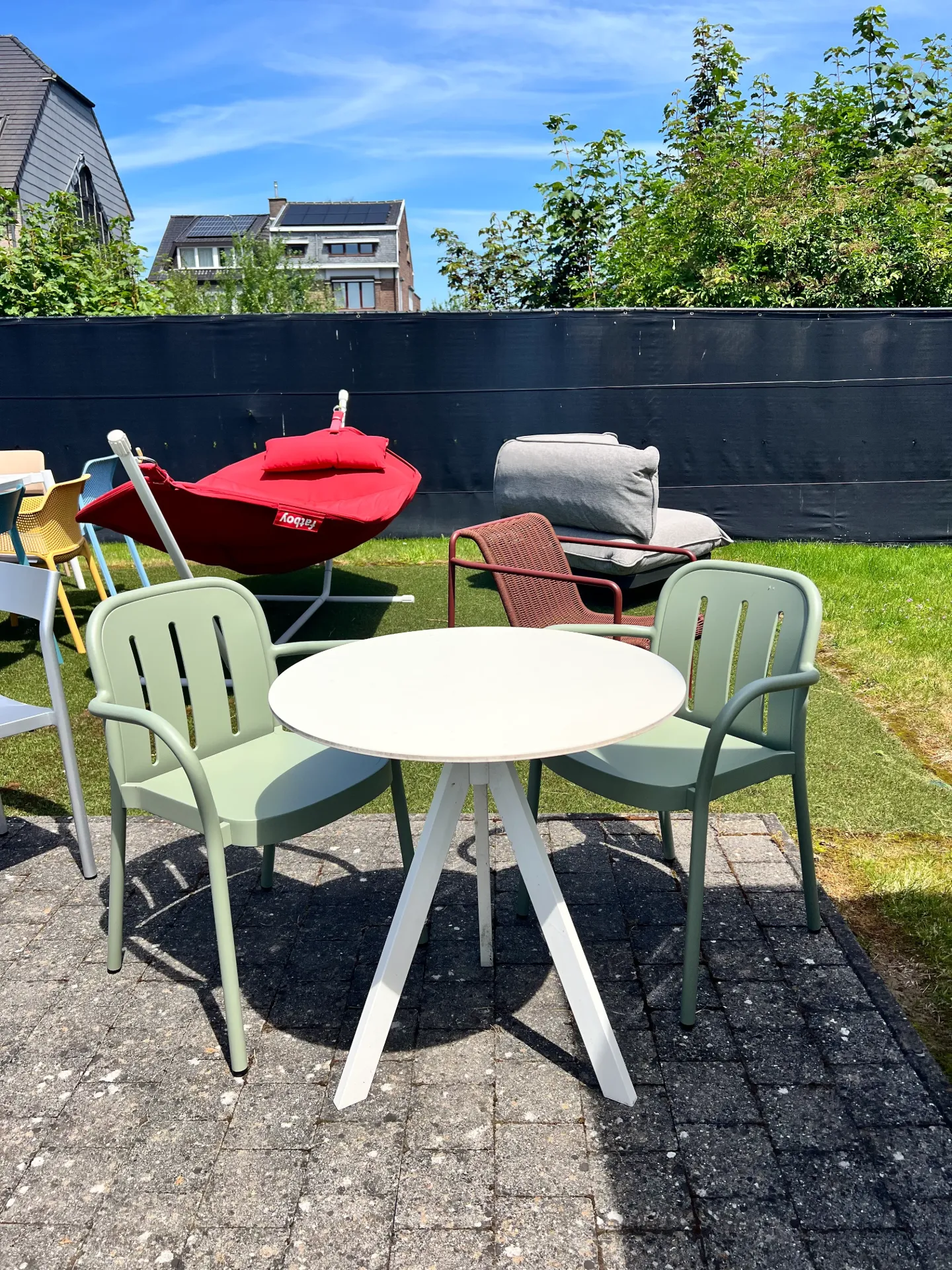 Set: Pedrali Arki + HAY Deville Armchair (2x)